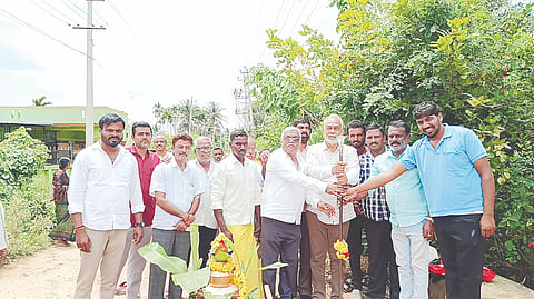 ಅರಕಲಗೂಡು ತಾಲೂಕಿನ ಬಸವಾಪಟ್ಟಣ- ಬೇಡರಕೊಪ್ಪಲು ಗ್ರಾಮದ ಸಂಪರ್ಕ ರಸ್ತೆ ಅಭಿವೃದ್ಧಿ ಕಾಮಗಾರಿಗೆ ಶಾಸಕ ಎ. ಮಂಜು ಭೂಮಿಪೂಜೆ ನೆರವೇರಿಸಿದರು. ಮಹೇಂದ್ರ ಕುಮಾರ್, ಪ್ರಕಾಶ್, ಕಂಬೇಗೌಡ, ಚೇತನ್ ಕುಮಾರ್, ಹರೀಶ್, ಗಣೇಶ್, ರಮೇಶ್, ಮಂಜೇಗೌಡ ಮತ್ತು ಗ್ರಾಮಸ್ಥರು ಇದ್ದರು. 