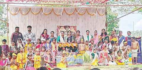 ಅರಕಲಗೂಡು ತಾಲೂಕು ಕೊಣನೂರಿನ ಉಳ್ಳೇನಹಳ್ಳಿಯ ನಳಂದ ಪಬ್ಲಿಕ್ ಶಾಲೆಯಲ್ಲಿ ಆಯೋಜಿಸಿದ್ದ ಶ್ರೀಕೃಷ್ಣ ಜನ್ಮಾಷ್ಟಮಿ ಕಾರ್ಯಕ್ರಮದಲ್ಲಿ ಮಕ್ಕಳು ಶ್ರೀಕೃಷ್ಣ, ರಾಧೆಯರ ವೇಷಭೂಷಣ ಧರಿಸಿ ಗಮನ ಸೆಳೆದರು. ಸಕೀನಾ, ದಿವ್ಯಾ, ಮಿಸ್ರಿಯ, ಅರ್ಪಿತಾ, ನಿಖತ್ ಇದ್ದರು. 