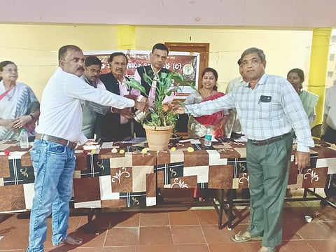 ಭದ್ರಾವತಿಯ ಉಂಬ್ಳೇಬೈಲು ರಸ್ತೆಯ ಹಾಸ್ಟೆಲ್​ನಲ್ಲಿ ಆಯೋಜಿಸಿದ್ದ ಮುಂಗಾರು ಕಾವ್ಯಧಾರೆ ಕಾರ್ಯಕ್ರಮವನ್ನು ಕಸಾಪ ಜಿಲ್ಲಾಧ್ಯಕ್ಷ ಡಿ.ಮಂಜುನಾಥ್​ ಉದ್ಘಾಟಿಸಿದರು. ಎಂ.ಎಸ್​.ಸುಧಾಮಣಿ , ಹೊಸಹಳ್ಳಿ ದಾಳೇಗೌಡ ಇತರರಿದ್ದರು.