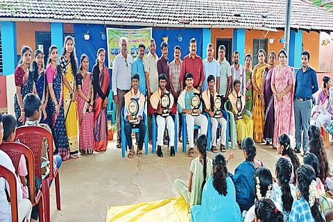 ಬಾಳೆಹೊನ್ನೂರಿನ ಸರ್ಕಾರಿ ಪ್ರೌಢಶಾಲೆಯಲ್ಲಿ ಎಸ್ಸೆಸ್ಸೆಲ್ಸಿ ಸಾಧಕ ವಿದ್ಯಾರ್ಥಿಗಳಿಗೆ ಪ್ರತಿಭಾ ಪುರಸ್ಕಾರ ನೀಡಿ ಗೌರವಿಸಲಾಯಿತು. 