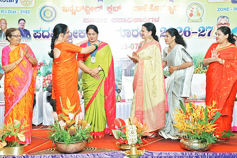 ಬಾಳೆಹೊನ್ನೂರಿನ ಇನ್ನರ್‌ವ್ಹೀಲ್ ಕ್ಲಬ್‌ನ ನೂತನ ಅಧ್ಯಕ್ಷೆಯಾಗಿ ಕಾಂಚನಾ ಸುಧಾಕರ್ ನಿರ್ಗಮಿತ ಅಧ್ಯಕ್ಷೆ ಸಹನಾ ಯೋಗೀಶ್ ಅವರಿಂದ ಅಧಿಕಾರ ಸ್ವೀಕರಿಸಿದರು. 
