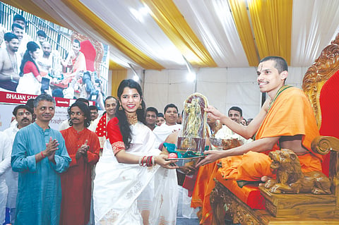 ದೇಶದ ಅತಿ ಕಿರಿಯ ಶಾಸಕಿ ಎಂದು ಪ್ರಖ್ಯಾತರಾದ ಬಿಹಾರದ ಮೈಥಿಲಿ ಠಾಕೂರ್ ಕಾಣಕೋಣದ ಗೋಕರ್ಣ ಪರ್ತಗಾಳಿ ಮಠಕ್ಕೆ ಆಗಮಿಸಿ ಮಠಾಧೀಶರಾದ ಶ್ರೀಮದ್ ವಿದ್ಯಾಧೀಶ ತೀರ್ಥ ಶ್ರೀಪಾದ ವಡೇರ ಸ್ವಾಮೀಜಿಯವರ ಆಶೀರ್ವಾದ ಪಡೆದರು.
