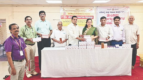 ಭಟ್ಕಳದಲ್ಲಿ ಮಾಧವ ಹನುಮಂತ ಶ್ಯಾನಭಾಗ ಕುಟುಂಬದ ಪರವಾಗಿ ಶ್ರೀರಂಗ ಶ್ಯಾನಭಾಗ ಅವರು ಔಷಧಿಗಳನ್ನು ಸರ್ಕಾರಿ ತಾಲೂಕು ಆಸ್ಪತ್ರೆಗೆ ಅಧಿಕೃತವಾಗಿ ಹಸ್ತಾಂತರಿಸಿದರು. ಡಾ. ಸವಿತಾ ಕಾಮತ, ಜಿಎಸ್‌ಬಿ ಸಮಾಜದ ಅಧ್ಯಕ್ಷ ನಾಗೇಶ ಕಾಮತ, ವೈದ್ಯರಾದ ಡಾ. ಸತೀಶ ಕುಮಾರ, ಡಾ. ಸುರಕ್ಷಿತ ಶೆಟ್ಟಿ, ಡಾ. ಪ್ರಕಾಶ ನಾಯ್ಕ ಇತರರಿದ್ದರು. 