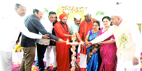 ಬೈಲಹೊಂಗಲ ನಗರದಲ್ಲಿ ವಿಠ್ಠಲ-ರುಕ್ಮಿಣಿ ಸಮುದಾಯ ಭವನವನ್ನು ಗಣ್ಯರು ಉದ್ಘಾಟಿಸಿದರು. ಪ್ರಭು ನೀಲಕಂಠ ಸ್ವಾಮೀಜಿ, ಮಹಾಂತೇಶ ಕೌಜಲಗಿ,  ನಾರಾಯಣ ಕೋಪರ್ಡೆ, ಡಾ.ನಯನಾ ಭಸ್ಮೆ, ವಿಜಯ ಮೆಟಗುಡ್ಡ ಇತರರಿದ್ದರು.