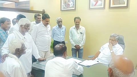 ಮರಕುಂಬಿ ಗ್ರಾಮದ ರಾಷ್ಟ್ರೀಯ ಹೆದ್ದಾರಿಗೆ ಅಂಡರ್‌ಪಾಸ್ ಹಾಗೂ ಸರ್ವೀಸ್ ರಸ್ತೆ ನಿರ್ಮಿಸಲು ವಿಜಯ ಮೆಟಗುಡ್ಡ ಸಂಸದ ಜಗದೀಶ ಶೆಟ್ಟರಗೆ ಮನವಿ ಸಲ್ಲಿಸಿದರು. ಮಹಾಂತೇಶ ಕೋರಿಮಠ, ಬಸವರಾಜ ಮುರಕಿಬಾವಿ ಇತರರಿದ್ದರು.