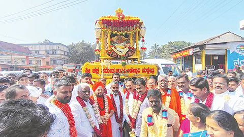 ಬೆಲಹೊಂಗಲ ನಗರದಲ್ಲಿ ಶ್ರೀ ಚಕ್ರಸಮೇತ ಚಾಮುಂಡೇಶ್ವರಿ ದೇವಿಯ ಅಂಬಾರಿ ಮೆರವಣಿಗೆಗೆ ಗಣ್ಯರು ಚಾಲನೆ ನೀಡಿದರು. ಡಾ. ಜಿ.ಬಿ.ಮಲ್ಲೇಶಿ, ಜಿ.ಬಿ.ಬಾಬು, ಪ್ರಭುನೀಲಕಂಠ ಸ್ವಾಮೀಜಿ, ಡಾ. ಮಹಾಂತೇಶ ಶಾಸ್ತ್ರಿ ಆರಾದ್ರಿಮಠ, ಈರಣ್ಣ ಕಡಾಡಿ, ಮಹಾಂತೇಶ ಕೌಜಲಗಿ, ಡಾ.ವಿಶ್ವನಾಥ ಪಾಟೀಲ, ವಿಜಯ ಮೆಟಗುಡ್ಡ, ಮಹಾಂತೇಶ ಕೌಜಲಗಿ ಇತರರು ಇದ್ದರು.