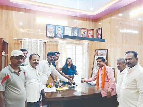 ಬೈಲಹೊಂಗಲದಲ್ಲಿ ಪೌರಾಯುಕ್ತೆ ಭಾಗ್ಯಶ್ರೀ ಹುಗ್ಗಿಗೆ ನಿವಾಸಿಗಳು ಮನವಿ ಸಲ್ಲಿಸಿದರು. ಯಲ್ಲಪ್ಪ ತಿಮ್ಮಾಪುರ, ಮಲ್ಲಿಕಾರ್ಜುನ ಬಾಜಿ ಇತರರಿದ್ದರು.