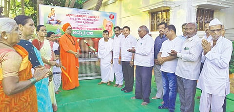  ಭಾಲ್ಕಿಯ ಚನ್ನಬಸವಾಶ್ರಮ ಪರಿಸರದಲ್ಲಿ ಅಮೃತ ಮಹೋತ್ಸವ ನಿಮಿತ್ತ ಅಮೃತ ಜಲ ಅರವಟ್ಟಿಗೆಗೆ ಚಾಲನೆ ನೀಡಲಾಯಿತು. ಶ್ರೀ ಶಿವಾನಂದ ಸ್ವಾಮೀಜಿ, ಶ್ರೀ ಪ್ರಭುಲಿಂಗ ಸ್ವಾಮೀಜಿ, ಶಶಿಧರ ಕೋಸಂಬೆ, ಚಂದ್ರಕಾಂತ ಪಾಟೀಲ್​ ಇತರರಿದ್ದರು.
