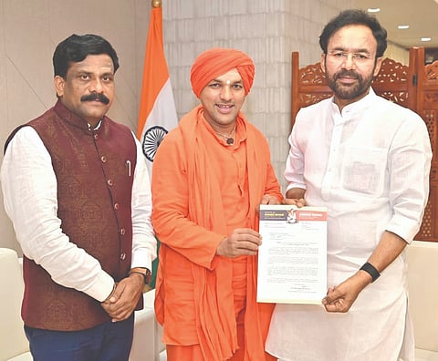 ಅನುಭವ ಮಂಟಪ ಉತ್ಸವಕ್ಕೆ ಆಗಮಿಸುವಂತೆ ಭಾಲ್ಕಿ ಹಿರೇಮಠ ಸಂಸ್ಥಾನದ ಪೀಠಾಧಿಪತಿ ಶ್ರೀ ಗುರುಬಸವ ಪಟ್ಟದ್ದೇವರ ನೇತೃತ್ವದಲ್ಲಿ ನವದೆಹಲಿಯಲ್ಲಿ ಕೇಂದ್ರದ ಸಚಿವ ಕಿಶನರೆಡ್ಡಿ ಅವರಿಗೆ ಆಹ್ವಾನ ನೀಡಲಾಯಿತು. ಶಶಿಧರ ಕೋಸಂಬೆ ಇದ್ದರು.
