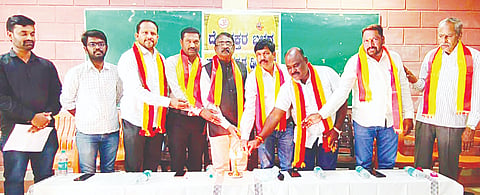 ದೇಶಭಕ್ತರ ಬಳಗದಿಂದ ಪಟ್ಟಣದ ವಿದ್ಯಾ ವಿಕಾಸ ಪದವಿ ಪೂರ್ವ ಕಾಲೇಜಿನಲ್ಲಿ ಆಯೋಜಿಸಿದ್ದ ಬಾರಿಸು ಕನ್ನಡ ಡಿಂಡಿಮ ಕಾರ್ಯಕ್ರಮ ಗಣ್ಯರು ಉದ್ಘಾಟಿಸಿದರು. 
