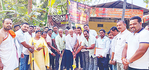 ಬೇಲೂರು ತಾಲೂಕಿನ ಕನ್ನಾಪುರ-ಗೆಂಡೇಹಳ್ಳಿ ಮಧ್ಯಬಾಗದ ತಲಗೋಡು ರಸ್ತೆ ಅಭಿವೃದ್ಧಿಗೆ ಶಾಸಕ ಎಚ್.ಕೆ.ಸುರೇಶ್ ಚಾಲನೆ ನೀಡಿದರು. ಮೀನಾಕ್ಷಿ, ಅಶೋಕ್, ನವೀನ್, ರತನ್, ದರ್ಶನ್ ಇದ್ದರು.