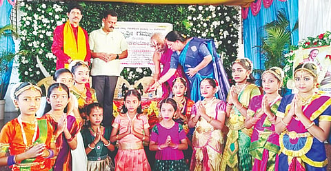 ಕರ್ನಾಟಕ ಗಮಕ ಕಲಾ ಪರಿಷತ್ತು ಬೆಂಗಳೂರು ಹಾಗೂ ಬೇಲೂರಿನ ಸೌಮ್ಯಶ್ರೀ ಗಮಕ ಕಲಾ ಶಾಲೆಯಿಂದ ಆಯೋಜಿಸಿದ್ದ ಕಾರ್ಯಕ್ರಮವನ್ನು ಗಣ್ಯರು ಉದ್ಘಾಟಿಸಿದರು. ನವರತ್ನ.ಎಸ್.ವಟಿ, ಗಣೇಶ್ ಉಡುಪ, ಶ್ರೀನಿವಾಸ್ ಭಟ್ಟರ್ ಇತರರು ಇದ್ದರು.  