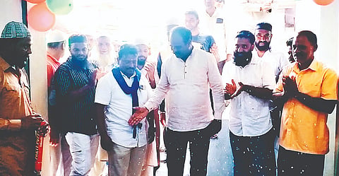 ಬೇಲೂರು ತಾಲೂಕಿನ ಅರೇಹಳ್ಳಿ ಪಟ್ಟಣದ ಮುಖ್ಯ ರಸ್ತೆಯಲ್ಲಿ ಎಸ್‌ಡಿಪಿಐ ಪಕ್ಷದ ನೂತನ ಕಚೇರಿ ಗಣ್ಯರು ಉದ್ಘಾಟಿಸಿದರು.ನಿಂಗರಾಜು, ಅಂಗಡಿ ಚಂದ್ರು, ಇಮ್ರಾನ್, ಅರ್ಶದ್ ಅಹ್ಮದ್ ಮತ್ತಿತರರಿದ್ದರು. 