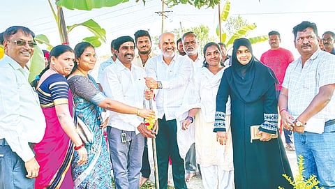 ಪಟ್ಟಣ ಸಮೀಪದ ಎಸ್.ಸೂರಾಪುರದಲ್ಲಿ ಪುರಸಭೆಗೆ ಸೇರಿದ ನೀರು ಶುದ್ಧೀಕರಣ ಘಟಕದಲ್ಲಿ ಫಿಲ್ಟರ್ ಮೀಡಿಯಾಗಳನ್ನು ಬದಲಾಯಿಸುವ ಕಾಮಗಾರಿಗೆ ಶಾಸಕ ಎಚ್.ಕೆ.ಸುರೇಶ್ ಭೂಮಿಪೂಜೆ ನೆರವೇರಿಸಿದರು.ಎ.ಆರ್.ಅಶೋಕ್, ಉಷಾ ಸತೀಶ್,  ಮೀನಾಕ್ಷಿ ವೆಂಕಟೇಶ್, ಶೈಲೇಶ್, ಮಣಿ ಇತರರಿದ್ದರು.