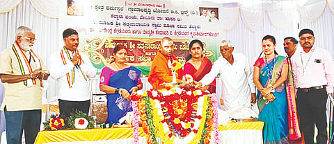 ಶ್ರೀ ಧರ್ಮಸ್ಥಳ ಗ್ರಾಮಾಭಿವೃದ್ಧಿ ಯೋಜನೆಯಿಂದ ಹೆಬ್ಬಾಳು ಗ್ರಾಮದಲ್ಲಿ ಆಯೋಜಿಸಿದ್ದ ಸಾಮೂಹಿಕ ಸತ್ಯನಾರಾಯಣ ಪೂಜೆ ಹಾಗೂ ಧಾರ್ಮಿಕ ಕಾರ್ಯಕ್ರಮವನ್ನು ಪುಷ್ಪಗಿರಿ ಮಹಾ ಸಂಸ್ಥಾನದ ಶ್ರೀ ಸೋಮಶೇಖರ ಶಿವಾಚಾರ್ಯ ಸ್ವಾಮೀಜಿ  ಉದ್ಘಾಟಿಸಿದರು. ಸುರೇಶ್ ಮೊಯ್ಲಿ, ಮಂಜುಳಾ, ಅಣ್ಣಪ್ಪ ಇತರರು ಇದ್ದರು.