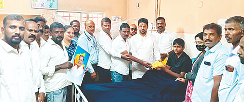 ಮುಖ್ಯಮಂತ್ರಿಯಾಗಿ ಸಿದ್ಧರಾಮಯ್ಯ ಅವರು ಮಾಜಿ ಮುಖ್ಯಮಂತ್ರಿ ದಿ.ದೇವರಾಜ ಅರಸು ಅವರ ಆಡಳಿತ ಅವಧಿ ಸರಿಗಟ್ಟಿ ಇತಿಹಾಸ ನಿರ್ಮಿಸಿದ್ದಾಗಿ ದೇಗುಲದಲ್ಲಿ ಪೂಜೆ ಸಲ್ಲಿಸಿ ಸರ್ಕಾರಿ ಆಸ್ಪತ್ರೆಯಲ್ಲಿ ರೋಗಿಗಳಿಗೆ ಹಣ್ಣು, ಬ್ರೆಡ್ ವಿತರಿಸಿದ ಕಾಂಗ್ರೆಸ್ ಮುಖಂಡರು