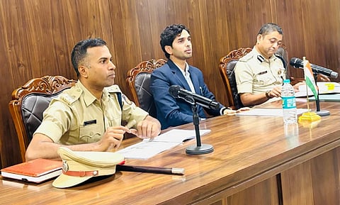 ಬೆಳಗಾವಿಯಲ್ಲಿ ಬುಧವಾರ ಜರುಗಿದ ರಸ್ತೆ ಸುರಕ್ಷಾ ಸಮಿತಿ ಸಭೆಯಲ್ಲಿ ಡಿಸಿ ಮೊಹಮ್ಮದ್ ರೋಷನ್ ಮಾತನಾಡಿದರು. ಕೆ.ರಾಮರಾಜನ್, ಭೂಷಣ ಬೋರಸೆ ಇದ್ದಾರೆ.