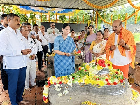ಬೆಳಗಾವಿ ತಾಲೂಕಿನ ಕಂಗ್ರಾಳಿ ಬಿ.ಕೆ. ಗ್ರಾಮದ ಸಿದ್ದೇಶ್ವರ ಮಂದಿರದಲ್ಲಿ ಸೋಮವಾರ ಲಕ್ಷ್ಮೀ ಹೆಬ್ಬಾಳ್ಕರ ಪೂಜೆ ಸಲ್ಲಿಸಿದರು. ಉಮೇಶ ನಾಯಕ, ಲೋಹಿತ, ರಮೇಶ ವಡರಟ್ಟಿ, ಸಾಗರ ಪಮ್ಮಾರ, ಉಮೇಶ ಗದಗ ಇತರರಿದ್ದರು.