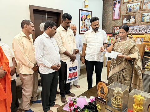 ಬೆಳಗಾವಿಯಲ್ಲಿ ಲಕ್ಷ್ಮೀ ಹೆಬ್ಬಾಳ್ಕರ್ ಸಾರ್ವಜನಿಕರ ಅಹವಾಲು ಆಲಿಸಿದರು. ಚನ್ನರಾಜ ಹಟ್ಟಿಹೊಳಿ ಇದ್ದಾರೆ.