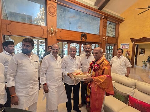 ಬೆಳಗಾವಿಯಲ್ಲಿ ಶನಿವಾರ ಡಾ.ಪ್ರಭಾಕರ ಕೋರೆ ಅವರನ್ನು ಸಚಿವ ವಿ.ಸೋಮಣ್ಣ ಸನ್ಮಾನಿಸಿದರು. ಮಹಾಂತೇಶ ಕವಟಗಿಮಠ, ರಮೇಶ ಕತ್ತಿ, ಸುಭಾಸ ಪಾಟೀಲ ಇತರರಿದ್ದರು.