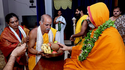 ಗೋಕರ್ಣದ ಅಶೋಕೆಯ ಶ್ರೀ ರಾಮಚಂದ್ರಾಪುರ ಮಠದಲ್ಲಿ ಸೋಮವಾರ ಏರ್ಪಡಿಸಿದ್ದ ಧರ್ಮಸಭೆಯಲ್ಲಿ 33ನೇ ಅನ್ನಬ್ರಹ್ಮ ಚಾತುರ್ಮಾಸ್ಯ ವ್ರತನಿಷ್ಠರಾದ ಶ್ರೀ ರಾಘವೇಶ್ವರ ಭಾರತೀ ಸ್ವಾಮೀಜಿ ಅವರಿಂದ ದಿನಪ್ರಧಾನರಾಗಿ ಉಪಸ್ಥಿತರಿದ್ದ ಕ್ಷೇತ್ರದ ಉಪಾಧಿವಂತ ಪ್ರಮುಖ ವೇ. ಪರಮೇಶ್ವರ ಮಾರ್ಕಾಂಡೆ ದಂಪತಿ ಆಶೀರ್ವಾದ ಪಡೆದರು.
