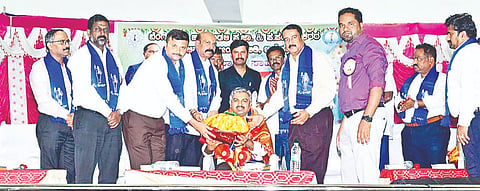 ತೊರೆಕಾಡನಹಳ್ಳಿ ಗ್ರಾಮದಲ್ಲಿ ನಡೆದ ಅಂಬೇಡ್ಕರ್ ಜಯಂತಿ ಕಾರ್ಯಕ್ರಮದಲ್ಲಿ ವೈದ್ಯಾಧಿಕಾರಿ ಜಗನ್ನಾಥ್ ಅವರನ್ನು ಸನ್ಮಾನಿಸಲಾಯಿತು.  ಎ.ಗೋವಿಂದರಾಜ್, ಡಿ.ಎಸ್. ಪ್ರೀತಂ,  ಶಿವಕುಮಾರ್ ಚಲವಾದಿ, ವಸೀಮ್ ಉಲ್ಲಾ ಖಾನ್, ತನುಶ್ರೀ ಎಂ.ಕೆ. ಇತರರಿದ್ದರು.