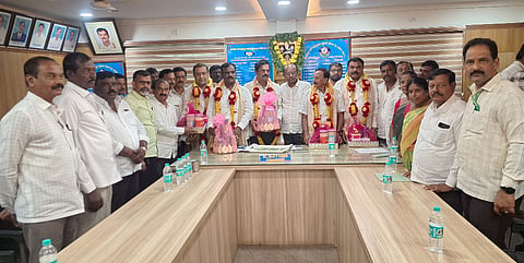 ಹೊಸಕೋಟೆಯ ವಿವಿಧೋದ್ದೇಶ ಪ್ರಾಥಮಿಕ ಗ್ರಾಮೀಣ ಕೃಷಿ ಸಹಕಾರ ಸಂದ ಆವರಣದಲ್ಲಿ ಬಿಡಿಸಿಸಿ ಬ್ಯಾಂಕ್​ ಹಾಗೂ ಜಿಲ್ಲಾ ಸಹಕಾರ ಯೂನಿಯನ್​ಗೆ ಆಯ್ಕೆಯಾದ ಸಹಕಾರ ಪ್ರತಿನಿಧಿಗಳನ್ನು ಸನ್ಮಾನಿಸಲಾಯಿತು. ಬಿಡಿಸಿಸಿ ಬ್ಯಾಂಕ್​ ನಿರ್ದೇಶಕರಾದ ಬಾವಾಪುರ ವೆಂಕಟೇಶ್​, ಕೃಷ್ಣಮೂರ್ತಿ, ಸಂದ ಸಿಇಒ ನಾರಾಯಣ್​ ಎಸ್​, ಅಧ್ಯಕ್ಷ ಸತೀಶ್​, ಉಪಾಧ್ಯಕ್ಷ ಅಪ್ಪಯ್ಯ ಇದ್ದರು.