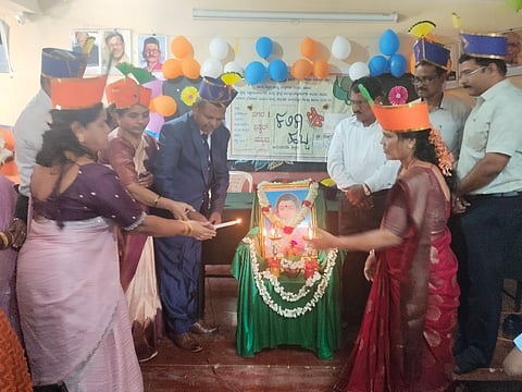 ಹಾಸನ ನಗರದ ವಾಣಿ ವಿಲಾಸ ಸರ್ಕಾರಿ ಪ್ರಾಥಮಿಕ ಶಾಲೆಯಲ್ಲಿ ಮಂಗಳವಾರ ಕಲಿಕಾ ಹಬ್ಬ ಕಾರ್ಯಕ್ರಮ ಆಯೋಜಿಸಲಾಗಿತ್ತು. ಶಿಕ್ಷಣಾಧಿಕಾರಿ ಚಂದ್ರಶೇಖರ್, ಕ್ಲಸ್ಟರ್ 2 ಸಿಆರ್‌ಪಿ ಚಂದ್ರಕಾಂತ್ ಇತರರಿದ್ದರು.