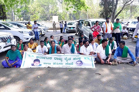 ಹಾಸನ ತಾಲೂಕಿನ ಶಿಲುಬೆ ಬೆಟ್ಟದಲ್ಲಿ ಮತ್ತೆ ಗಣಿಗಾರಿಕೆ ಆರಂಭಿಸಬಾರದು ಎಂದು ಒತ್ತಾಯಿಸಿ ಗ್ರಾಮಸ್ಥರು ಹಾಗೂ ವಿವಿಧ ಸಂಘಟನೆಗಳು ಪ್ರತಿಭಟನೆ ಮಾಡಿದರು. ಆನೆಕೆರೆ ರವಿ, ಬಾಬು, ವಿಠಲ್ ಇತರರು ಇದ್ದರು.