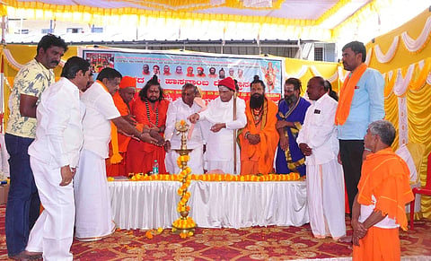 ಲೋಕ ಕಲ್ಯಾಣಕ್ಕಾಗಿ ನಗರದ ಶ್ರೀ ಹಾಸನಾಂಬ ದೇವಾಲಯದಲ್ಲಿ ಸಾಮೂಹಿಕ 108ಕ್ಕೂ ಹೆಚ್ಚು ಜನರು ಶ್ರೀ ದೇವಿ ಪುರಾಣ ಪಠಣ, ಹೋಮ ನಡೆಸಿದರು.