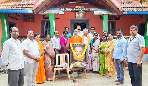 ಹಾಸನ ನಗರದ ತಣ್ಣೀರುಹಳ್ಳ ಮಠದಲ್ಲಿ ಜಿಲ್ಲಾ ಶರಣ ಸಾಹಿತ್ಯ ಪರಿಷತ್ತಿನ ವತಿಯಿಂದ ಶ್ರೀ ಶಿವಕುಮಾರ ಸ್ವಾಮೀಜಿ ಅವರ 119ನೇ ಜಯಂತಿ ಕಾರ್ಯಕ್ರಮ ಹಮ್ಮಿಕೊಳ್ಳಲಾಗಿತ್ತು. ಶ್ರೀ ವಿಜಯಕುಮಾರ ಸ್ವಾಮೀಜಿ, ಎಂ.ಎನ್.ಕುಮಾರಸ್ವಾಮಿ, ಕಟ್ಟಾಯ ಶಿವಕುಮಾರ್, ರುದ್ರಸ್ವಾಮಿ, ಆನಂದ್ ಪಟೇಲ್ ಇತರರಿದ್ದರು.