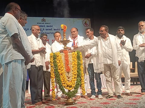 ಹಾಸನಾಂಬ ಕಲಾ ಕ್ಷೇತ್ರದಲ್ಲಿ ಆಯೋಜಿಸಿದ್ದ ಶ್ರೀ ಭಗವಾನ್ ಬುದ್ಧ ಜಯಂತಿ ಕಾರ್ಯಕ್ರಮವನು ಗಣ್ಯರು ಉದ್ಘಾಟಿಸಿದರು. ಡಾ.ಎಚ್.ಎಲ್.ಮಲ್ಲೇಶ್‌ಗೌಡ, ಎನ್.ಬಿ.ವೀರಭದ್ರಯ್ಯ, ಹೇಮಂತ್, ಎಚ್.ಪಿ.ತಾರಾನಾಥ, ಎಚ್.ಟಿ.ಬಸವರಾಜು, ಮಲ್ಲಯ್ಯ, ಉಪ ತಹಸೀಲ್ದಾರ್ ಸೋಮಣ್ಣ ಇತರರಿದ್ದರು.