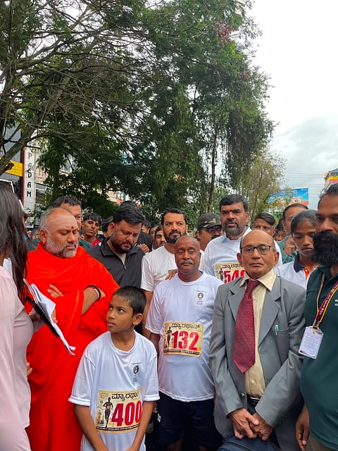 ಫಿಟ್ ಹಾಸನ್ ಮ್ಯಾರಥಾನ್ ನಮ್ಮ ನಡೆ  ಆರೋಗ್ಯದ ಕಡೆ ಕಾರ್ಯಕ್ರಮಕ್ಕೆ ನಗರದ ಎಂ.ಜಿ. ರಸ್ತೆಯಲ್ಲಿರುವ ಶ್ರೀ ಆದಿಚುಂಚನಗಿರಿ ಶಾಖಾ ಮಠದ ಎದುರು ಶ್ರೀ ಶಂಭುನಾಥ ಸ್ವಾಮೀಜಿ ಹಾಗೂ ಶಾಸಕ ಎಚ್.ಪಿ.ಸ್ವರೂಪ್ ಚಾಲನೆ ನೀಡಿದರು.  ಐ.ಜಿ.ಗಿರೀಶ್ ಕುಮಾರ್, ರಂಗೇಗೌಡ, ಕೆಂಚಮಾರನಹಳ್ಳಿ ಕಾಂತರಾಜು, ಒಕ್ಕಲಿಗರ ಸಂಘದ ನಿರ್ದೇಶಕ ಸುಮುಖ ರಘು, ಗೌರವಾಧ್ಯಕ್ಷ ಡಾ.ಸಿ.ಎನ್.ಜಗದೀಶ್, ಜಿ.ಸಿ.ಧರ್ಮರಾಜ್, ರಾಜೇಶ್ ಇತರರಿದ್ದರು.
