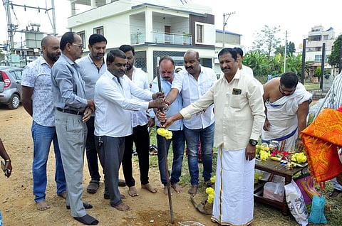 ಹಾಸನ ನಗರದ ಹೇಮಾವತಿ ನಗರದಲ್ಲಿ ಶಾಸಕ ಎಚ್.ಪಿ.ಸ್ವರೂಪ್ ಪ್ರಕಾಶ್ ವಿವಿಧ ಅಭಿವೃದ್ಧಿ ಕಾಮಗಾರಿಗಳಿಗೆ ಭೂಮಿಪೂಜೆ ನೆರವೇರಿಸಿದರು. ಬಿದರಿಕೆರೆ ಜಯರಾಮ್, ನಿವಾಸಿಗಳಾದ ಚಿನ್ನೇನಹಳ್ಳಿಸ್ವಾಮಿ, ರಮೇಶ್ ಇತರರಿದ್ದರು.