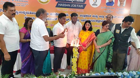 ಹಾಸನ ನಗರದ ಸರ್ಕಾರಿ ಇಂಜಿನಿಯರಿಂಗ್ ಕಾಲೇಜಿನಲ್ಲಿ ಏರ್ಪಡಿಸಲಾಗಿದ್ದ ಯುವ ಉದ್ಯೋಗ ಮೇಳ ಕಾರ್ಯಕ್ರಮವನ್ನು ಗಣ್ಯರು ಉದ್ಘಾಟಿಸಿದರು. ಸಂಸದ ಶ್ರೇಯಸ್ ಪಟೇಲ್, ಶಾಸಕ ಸ್ವರೂಪ್ ಪ್ರಕಾಶ್, ಶಿವಕಾಂತಮ್ಮ, ಡಿಸಿ ಕೆ.ಎಸ್. ಲತಾ ಕುಮಾರಿ, ಪಟೇಲ್ ಶಿವಪ್ಪ, ಪೂರ್ಣಿಮಾ, ಜಗದೀಶ್ ಗಂಗಣ್ಣ, ಗಿರೀಶ್ ಇತರರಿದ್ದರು.