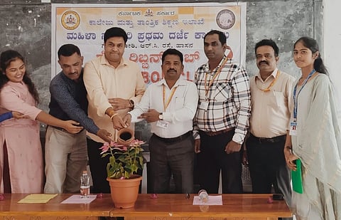 ಹಾಸನ ನಗರದ ಆರ್.ಸಿ.ರಸ್ತೆ ಗಂಧದಕೋಠಿ ಆವರಣದಲ್ಲಿರುವ ಮಹಿಳಾ ಸರ್ಕಾರಿ ಪ್ರಥಮ ದರ್ಜೆ ಕಾಲೇಜಿನ ರೆಡ್ ರಿಬ್ಬನ್ ಘಟಕದ ವತಿಯಿಂದ ಇತ್ತೀಚೆಗೆ ಹಮ್ಮಿಕೊಂಡಿದ್ದ ಎಚ್‌ಐವಿ/ಏಡ್ಸ್ ಜಾಗೃತಿ ಮತ್ತು ತಡೆಗಟ್ಟುವಿಕೆ ವಿಶೇಷ ಉಪನ್ಯಾಸ ಕಾರ್ಯಕ್ರಮವನ್ನು ಗಣ್ಯರು ಉದ್ಘಾಟಿಸಿದರು. ಬಿ.ಎಂ. ರವಿ ಕುಮಾರ್, ಡಿ.ಕೆ.ಮಂಜಯ್ಯ, ಪಿ.ನಂದನ್ , ಐಕ್ಯುಎಸಿ ಸಂಚಾಲಕ ಜಿ.ಆರ್. ಮೋಹನ್ ಇತರರಿದ್ದರು.
