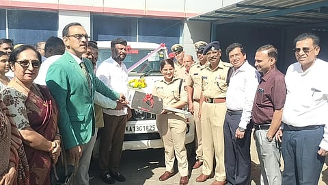 ಸ್ಥಳೀಯ ಶಾಸಕರ ಕ್ಷೇಮಾಭಿವೃದ್ಧಿ ನಿಧಿ ಹಾಗೂ ಖಾಸಗಿ ಆಸ್ಪತ್ರೆಗಳ ಮಾಲೀಕರ ಸಂಘದಿಂದ ಹಾಸನ ಜಿಲ್ಲಾ ಪೊಲೀಸ್ ಇಲಾಖೆಗೆ ಶಾಸಕ ಎಚ್.ಪಿ.ಸ್ವರೂಪ್ ಪ್ರಕಾಶ್ ಬೊಲೆರೋ ವಾಹನವನ್ನು ಹಸ್ತಾಂತರಿಸಿದರು. ಡಾ.ಜಿ.ಎನ್.ಬಸವರಾಜು, ಡಾ.ರಾಜಶೇಖರ್, ಡಾ.ಭಾರತಿ ರಾಜಶೇಖರ್, ಎಎಸ್ಪಿ ಶ್ರೀನಿಧಿ,  ಕೃಷ್ಣೇಗೌಡ ಇತರರಿದ್ದರು.
