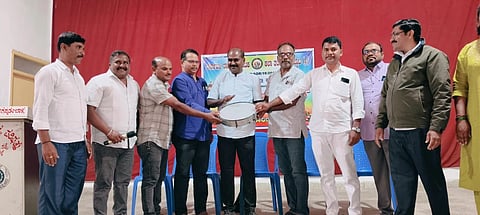 ರಾಜ್ಯ ಬೀದಿನಾಟಕ ಕಲಾತಂಡಗಳ ಒಕ್ಕೂಟ ಹಾಗೂ ಹಾಸನ ಜಿಲ್ಲಾ ಘಟಕದಿಂದ ನಗರದ ಕನ್ನಡ ಸಾಹಿತ್ಯ ಪರಿಷತ್ ಭವನದಲ್ಲಿ ಆಯೋಜಿಸಿದ್ದ ಮೈಸೂರು ವಿಭಾಗಮಟ್ಟದ ಸಭೆಯನ್ನು ಗಣ್ಯರು ಉದ್ಘಾಟಿಸಿದರು. ಸಬ್ಬನಹಳ್ಳಿ ರಾಜು, ಮಂಡ್ಯ ಬಸವರಾಜು, ಕುಮಾರ್ ಕಟ್ಟೆ ಬೆಳಗುಲಿ, ಪುರುಷೋತ್ತಮ ಗೌಡ, ಶಾಂತರಾಜು ಇತರರಿದ್ದರು.