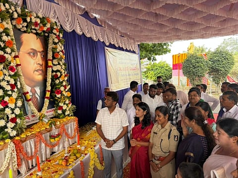 ಜಿಲ್ಲಾಧಿಕಾರಿ ಕಚೇರಿ ಆವರಣದಲ್ಲಿ ಹಮ್ಮಿಕೊಂಡಿದ್ದ ಡಾ.ಬಿ.ಆರ್.ಅಂಬೇಡ್ಕರ್ ಅವರ 69ನೇ ಪರಿ ನಿರ್ವಾಣ ದಿನದ ಕಾರ್ಯಕ್ರಮದಲ್ಲಿ ಡಾ.ಬಿ.ಆರ್.ಅಂಬೇಡ್ಕರ್ ಅವರ ಭಾವಚಿತ್ರಕ್ಕೆ ಸಂಸದ ಶ್ರೇಯಸ್ ಪಟೇಲ್ ಪುಷ್ಪಾರ್ಚನೆ ಮಾಡಿದರು. ಡಿಸಿ ಲತಾಕುಮಾರಿ, ಸಿಇಒ ಪೂರ್ಣಿಮಾ, ಎಸ್ಪಿ ಮೊಹಮ್ಮದ್ ಸುಜೀತಾ, ದೂದ್ ಫೀರ್ ಇತರರಿದ್ದರು.