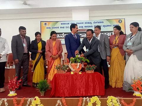 ಹಾಸನ ನಗರದ ಜಿಲ್ಲಾ ನ್ಯಾಯಾಲಯಗಳ ಸಂಕೀರ್ಣದಲ್ಲಿ ಆಯೋಜಿಸಿದ್ದ ಕಾನೂನು ಕಾರ್ಯಾಗಾರವನ್ನು ಗಣ್ಯರು ಉದ್ಘಾಟಿಸಿದರು. ಎಚ್.ಕೆ ಸಂದೇಶ್, ಜಿ.ಕೆ.ದಾಕ್ಷಾಯಿಣಿ, ಕಾರ್ಲೆ ಮೊಗಣ್ಣ ಗೌಡ, ಪ್ರವೀಣ್ ಗೌಡ ಇತರರು ಇದ್ದರು. 