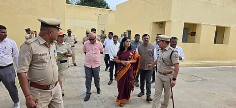 ಜಿಲ್ಲಾ ಕಾರಾಗೃಹಕ್ಕೆ ಜಿಲ್ಲಾಧಿಕಾರಿ ಲತಾಕುಮಾರಿ ಭೇಟಿ ನೀಡಿದರು. ಬಿ.ಆರ್.ಉದಯ್ ಕುಮಾರ್, ಆರ್. ಪ್ರಸನ್ನ, ಅರಕಲಗೂಡು ಮಧುಸೂದನ್, ಸುಜಾತಾ ಎಫ್ ತಲವಾರ್, ಮಂಜುನಾಥ್, ಎಚ್.ಡಿ ವಜ್ರ ಕುಮಾರ್ ಇದ್ದರು.
