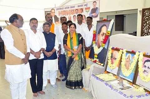 ಹಾಸನ ನಗರದ ಜಿಲ್ಲಾ ಬಿಜೆಪಿ ಕಚೇರಿ ಬಳಿಯ ಖಾಸಗಿ ಹೋಟೆಲಿನ ಸಭಾಂಗಣದಲ್ಲಿ ಬಿಜೆಪಿ ವತಿಯಿಂದ ಸಂವಿಧಾನ ದಿವಸ್ ಹಾಗೂ ಅಂಬೇಡ್ಕರ್ ಪರಿನಿರ್ವಾಣ ದಿನದ ಕಾರ್ಯಕ್ರಮ ಹಮ್ಮಿಕೊಳ್ಳಲಾಗಿತ್ತು. ಲಾಲ್ ಸಿಂಗ್ ಆರ್ಯ,  ಸಿಮೆಂಟ್ ಮಂಜು, ಕುಮಾರ್ ನಾಯಕ್,  ಸಿದ್ದೇಶ್ ನಾಗೇಂದ್ರ,  ಅಮಿತ್ ಶೆಟ್ಟಿ,  ಎಸ್.ಡಿ.ಚಂದ್ರು ಇತರರು ಇದ್ದರು.