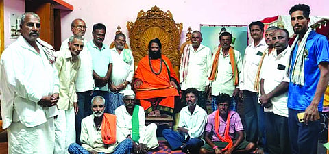 ಹಿರೇಮುನವಳ್ಳಿ ಗ್ರಾಮದ ಸಿದ್ಧ ಶಿವಯೋಗಿ ಶಾಂಡಿಲ್ಯೇಶ್ವರ ಮಠದಲ್ಲಿ ಜಾತ್ರೆ ಅಂಗವಾಗಿ ಪೂರ್ವಭಾವಿ ಸಭೆ ಜರುಗಿತು. ಶಂಭುಲಿಂಗ ಶಿವಾಚಾರ್ಯರು, ರುದ್ರಗೌಡ ಪಾಟೀಲ, ಬಸವೇಶಿ ನಿಂಬಾಳ್ಕರ ಇತರರಿದ್ದರು.