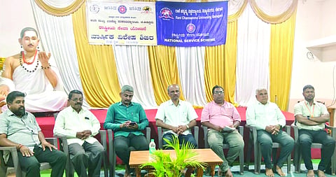 ಬೈಲೂರು ಗ್ರಾಮದ ನಿಷ್ಕಲ ಮಂಟಪದ ಹರ್ಡೇಕರ ಮಂಜಪ್ಪ ಸಭಾಭವನದಲ್ಲಿ ಎನ್‌ಎಸ್‌ಎಸ್ ವಿಶೇಷ ಶಿಬಿರದಲ್ಲಿ ಮಂಜುನಾಥ ಕಳಸಣ್ಣವರ, ಶಿವಾನಂದ ಹನುಮಸಾಗರ, ಸಂಗಮೇಶ ಹಿರೇಮಠ, ವಿವೇಕ ಕುರಗುಂದ, ಎಸ್.ವಿ. ಹೊನ್ನರಾಜು, ರವಿ ಅಗ್ನಿಹೋತ್ರಿ ಇತರರಿದ್ದರು.