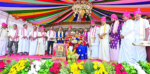 ಐಕಳ ಕಂಬಳ ಹಾಗೂ ಐಕಳೋತ್ಸವದ ಸುವರ್ಣ ಸಂಭ್ರಮದ ಸಂದರ್ಭ ಚಂದ್ರಶೇಖರ ಸ್ವಾಮೀಜಿ ಅವರನ್ನು ಸನ್ಮಾನಿಸಲಾಯಿತು. ಕೃಷ್ಣ ದೀಕ್ಷಿತ್ ಶ್ರೀಪಾದ್, ಡಾ.ಕೆ.ಪಿಕೆ.ಹೆಗ್ಡೆ, ಐಕಳ ಹರೀಶ್ ಶೆಟ್ಟಿ, ದಿವಾಕರ ಚೌಟ, ಕೃಷ್ಣ ದೀಕ್ಷಿತ್, ರಜನಿ ಸಿ.ಭಟ್, ರಾಹುಲ್ ಚಂದ್ರಶೇಖರ್, ರಾಘವ ಸೂರ್ಯ, ಪುನೀತ್ ಕೃಷ್ಣ ಇದ್ದರು.