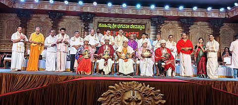 ಸಸಿಹಿತ್ಲು ಶ್ರೀ ಭಗವತಿ ದೇವಸ್ಥಾನದ ಬ್ರಹ್ಮಕಲಶೋತ್ಸವ ಧಾರ್ಮಿಕ ಸಭೆಯಲ್ಲಿ ದಾನಿಗಳಿಗೆ ಸನ್ಮಾನ ನಡೆಯಿತು. ಮಾಣಿಲ ಶ್ರೀಧಾಮ ಮೋಹನದಾಸ ಸ್ವಾಮೀಜಿ, ಕಟೀಲು ಶ್ರೀ ದುರ್ಗಾಪರಮೇಶ್ವರಿ ದೇವಸ್ಥಾನದ ಅರ್ಚಕ ಅನಂತಪದ್ಮಾನಾಭ ಆಸ್ರಣ್ಣ, ದೇವಸ್ಥಾನದ ಆಡಳಿತ ಮೊಕ್ತೇಸರ ಚಂದ್ರಶೇಖರ ಬೆಳ್ಚಡ ಮೊದಲಾದವರಿದ್ದರು.