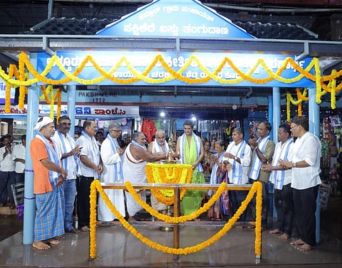  ಕೊಜಪಾಡಿ ಬಾಳಿಕೆ ಜಯ ಶೆಟ್ಟಿಯವರ ಸ್ಮರಣಾರ್ಥ ಪುತ್ರ ಚರಣ್ ಜೆ.ಶೆಟ್ಟಿ ಪಕ್ಷಿಕೆರೆ ಪೇಟೆಯಲ್ಲಿ ನಿರ್ಮಿಸಿದ ಬಸ್ ತಂಗುದಾಣ ಉದ್ಘಾಟಿಸಲಾಯಿತು. ಪ್ರಮುಖರಾದ ಅನಂತಪದ್ಮನಾಭ ಆಸ್ರಣ್ಣ, ವೆಂಕಟರಾಜ ಉಡುಪ, ವಿಶ್ವೇಶ ಭಟ್ ಮೊದಲಾದವರಿದ್ದರು.