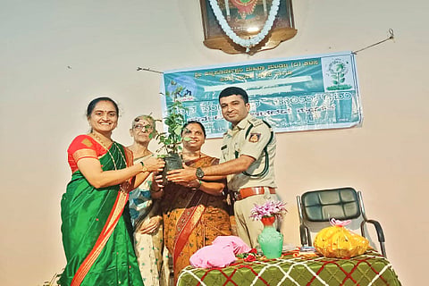 ಕಳಸ ಅನ್ನಪೂರ್ಣೇಶ್ವರೀ ಮಹಿಳಾ ಮಂಡಳಿ ಮತ್ತು ಅರಣ್ಯ ಇಲಾಖೆಯಿಂದ ಮಹಿಳೆಯರಿಗೆ ಗಿಡ ವಿತರಿಸಲಾಯಿತು.