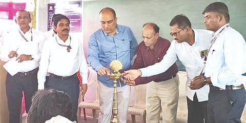 ಕಮಲನಗರದ ಶ್ರೀ ಸಿದ್ಧರಾಮೇಶ್ವರ ಡಿಗ್ರಿ ಕಾಲೇಜಿನಲ್ಲಿ ಮಂಗಳವಾರ ಗಣತಿದಾರರಿಗೆ ಏರ್ಪಡಿಸಿದ್ದ ಜನಗಣತಿ  ತರಬೇತಿ ಕಾರ್ಯಾಗಾರಕ್ಕೆ ತಹಸೀಲ್ದಾರ್​ ಅಮಿತಕುಮಾರ ಕುಲಕರ್ಣಿ ಚಾಲನೆ ನೀಡಿದರು.ಡಾ.ರಮೇಶ ಚವ್ಹಾಣ್​, ಡಾ. ಬಾಲಾಜಿ ಬೋಂಡ್ಲೆ, ಡಾ.ಶೇಕಪ್ಪ, ಶಶಿಕಾಂತ ಬಿಡವೆ, ಡಾ. ವಿಶ್ವನಾಥ ಬೋಂಡ್ಲೆ ಇತರರಿದ್ದರು.