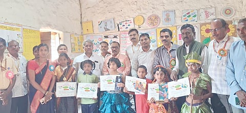 ಮಿಡಕನಟ್ಟಿ ಗ್ರಾಮದ ಸರ್ಕಾರಿ ಹಿರಿಯ ಪ್ರಾಥಮಿಕ ಶಾಲೆಯಲ್ಲಿ ಹಮ್ಮಿಕೊಂಡಿದ್ದ ಕ್ಲಸ್ಟರ್​ ಮಟ್ಟದ ಕಲಿಕಾ ಹಬ್ಬದಲ್ಲಿ ವಿಜೇತ ವಿದ್ಯಾರ್ಥಿಗಳಿಗೆ ಬಹುಮಾನ ವಿತರಿಸಲಾಯಿತು. ಡಾ.ಮೋಹನ ಭಸ್ಮೆ, ಎಸ್​.ವಿ .ಕುಲಕರ್ಣಿ, ಎಸ್​.ಬಿ .ಹನುಮಂತನವರ ಇತರರಿದ್ದರು.